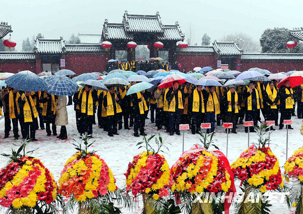 2月26日，在太昊陵统天殿前，各界群众准备向太昊伏羲敬献花篮。